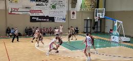 https://www.basketmarche.it/immagini_articoli/13-10-2024/canestro-francesco-regala-punti-pallacanestro-urbania-pisaurum-pesaro-120.jpg