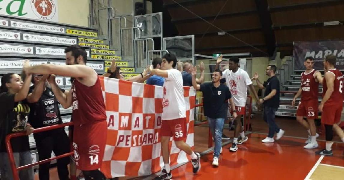 https://www.basketmarche.it/immagini_articoli/13-10-2024/poker-amatori-pescara-ferentino-sbancata-600.jpg