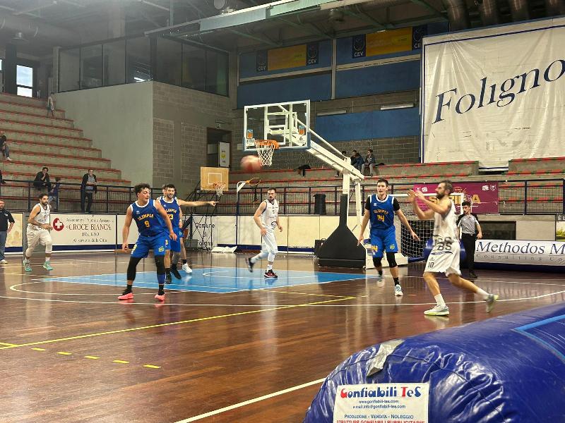 https://www.basketmarche.it/immagini_articoli/13-10-2024/prima-vittoria-foligno-basket-olimpia-mosciano-trasferta-600.jpg