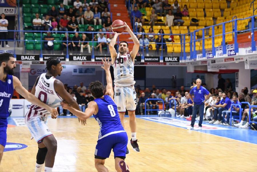 https://www.basketmarche.it/immagini_articoli/14-09-2024/basket-brindisi-supera-real-sebastiani-rieti-vince-memorial-pentassuglia-600.jpg