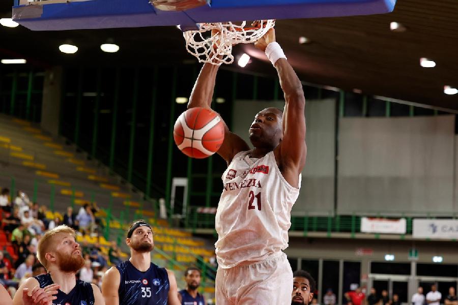 https://www.basketmarche.it/immagini_articoli/14-09-2024/trofeo-lovari-tripla-treier-regala-vittoria-napoli-basket-reyer-venezia-600.jpg