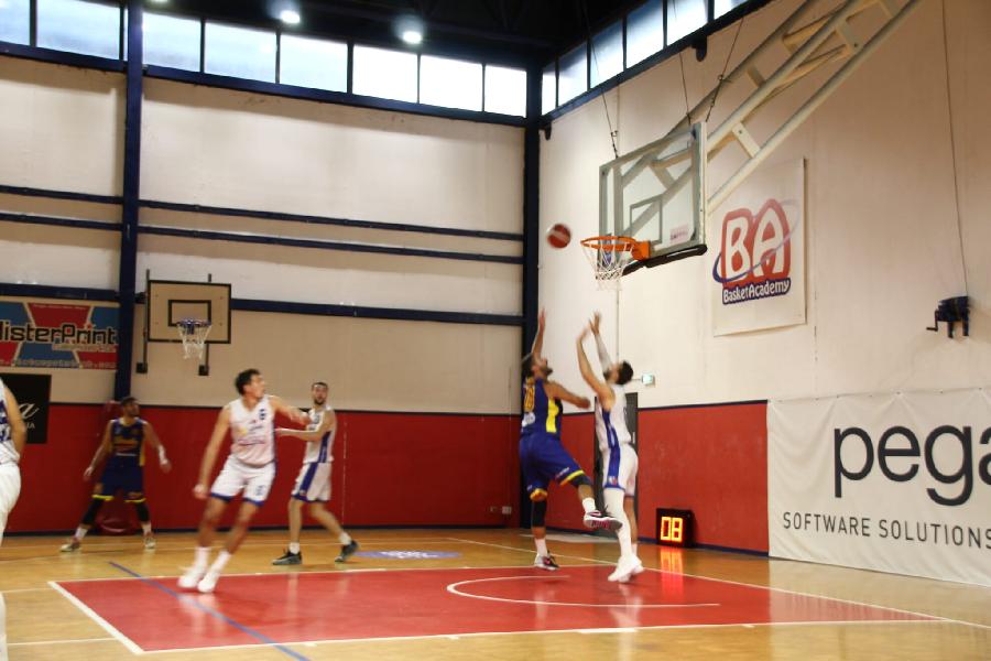 https://www.basketmarche.it/immagini_articoli/14-10-2024/overtime-amaro-loreto-pesaro-punti-vanno-valdiceppo-basket-600.jpg