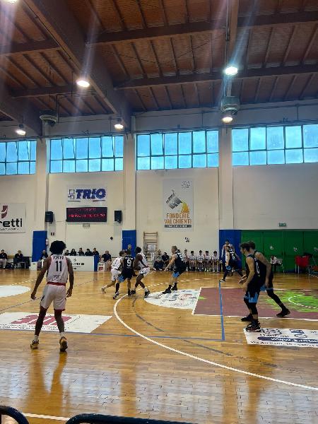 https://www.basketmarche.it/immagini_articoli/14-10-2024/vittoria-supplementare-consegna-virtus-civitanova-vetta-classifica-600.jpg