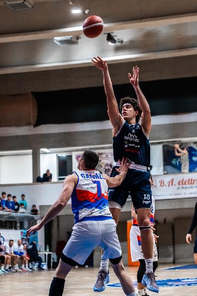 https://www.basketmarche.it/immagini_articoli/14-12-2024/attila-junior-porto-recanati-ritrova-vittoria-bramante-pesaro-600.jpg