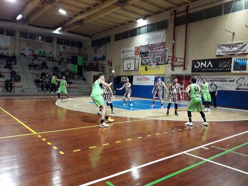 https://www.basketmarche.it/immagini_articoli/14-12-2024/montecchio-sport-passa-campo-marotta-basket-600.jpg