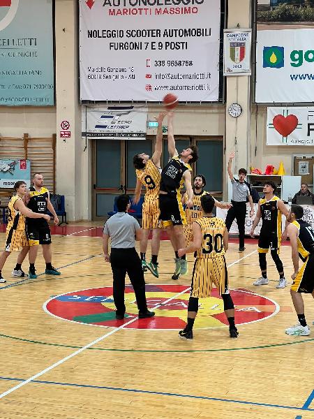 https://www.basketmarche.it/immagini_articoli/14-12-2024/uroboro-basket-espugna-autorit-campo-roosters-senigallia-600.jpg