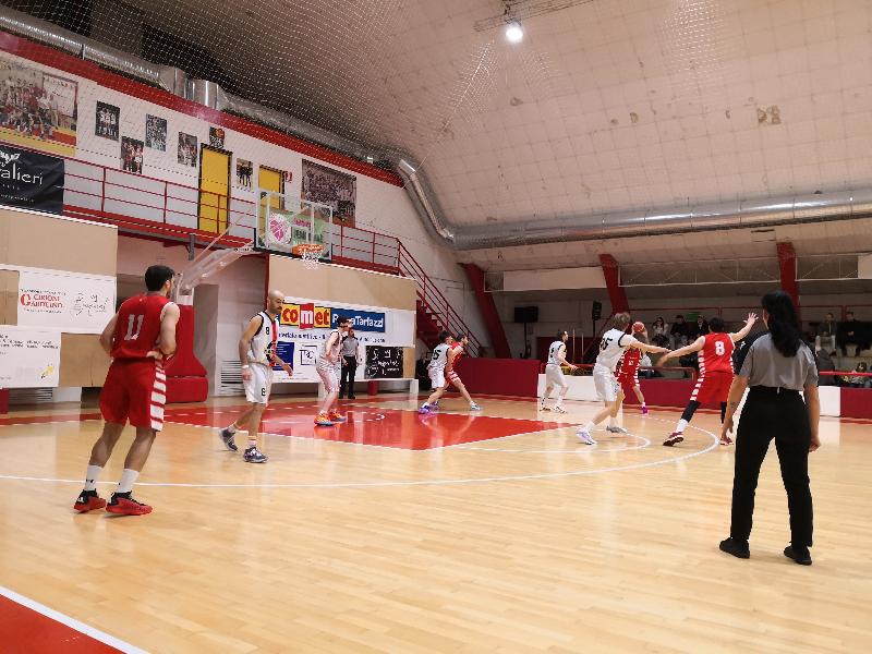 https://www.basketmarche.it/immagini_articoli/15-02-2025/basket-macerata-supera-basket-tolentino-conquista-vittoria-fila-600.jpg