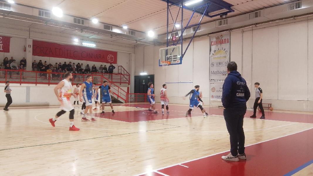 https://www.basketmarche.it/immagini_articoli/15-02-2025/cannara-basket-allunga-deciso-quarto-ferma-corsa-pallacanestro-ellera-600.jpg