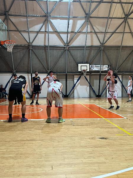 https://www.basketmarche.it/immagini_articoli/15-02-2025/convincente-vittoria-robur-family-osimo-roosters-senigallia-600.jpg