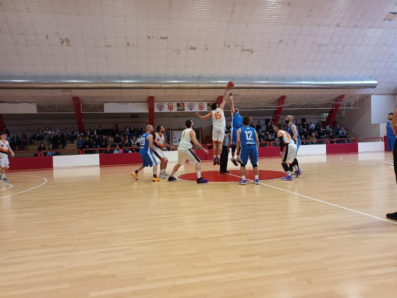 https://www.basketmarche.it/immagini_articoli/15-05-2023/playoff-basket-macerata-pareggia-conti-derby-macerata-600.jpg