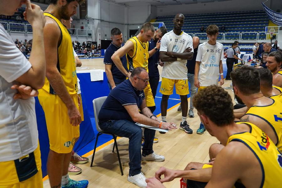 https://www.basketmarche.it/immagini_articoli/15-10-2024/pallacanestro-recanati-coach-chiara-complimenti-senigallia-abbiamo-giocato-gara-mediocre-600.jpg