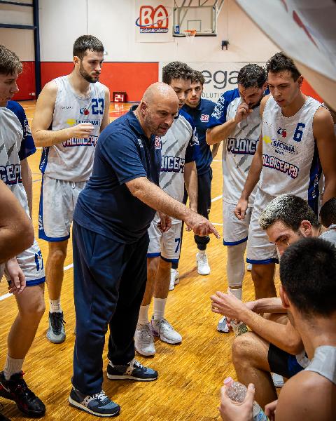 https://www.basketmarche.it/immagini_articoli/15-10-2024/valdiceppo-coach-filippetti-abbiamo-avuto-forza-ribattere-colpo-colpo-siamo-stati-lucidi-determinati-600.jpg