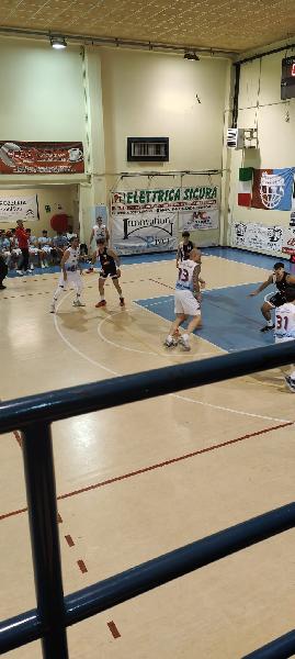 https://www.basketmarche.it/immagini_articoli/15-11-2024/uisp-palazzetto-perugia-espugna-campo-basket-contigliano-600.jpg