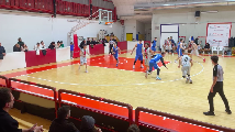 https://www.basketmarche.it/immagini_articoli/15-12-2024/basket-macerata-trionfa-derby-conquista-vittoria-fila-120.png