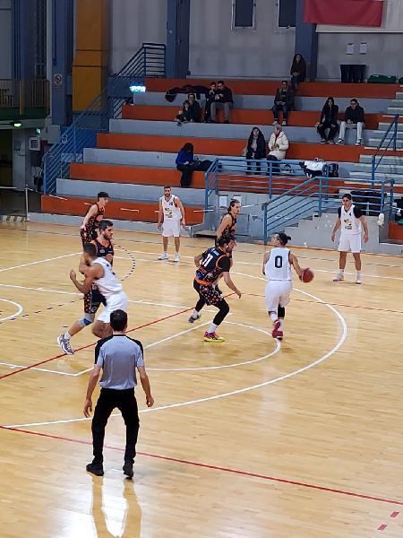 https://www.basketmarche.it/immagini_articoli/15-12-2024/falconara-basket-vittoria-pisaurum-pesaro-600.jpg