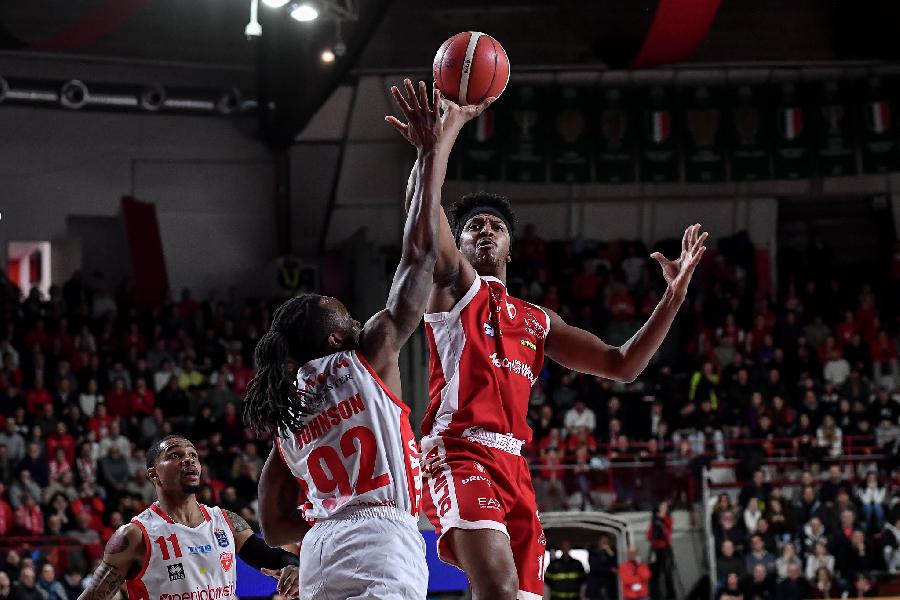 https://www.basketmarche.it/immagini_articoli/15-12-2024/pallacanestro-varese-vince-derby-olimpia-milano-600.jpg