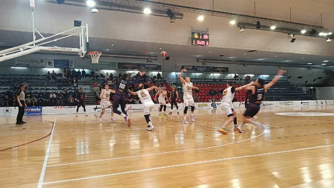 https://www.basketmarche.it/immagini_articoli/16-02-2025/convincente-vittoria-loreto-pesaro-esperia-cagliari-600.jpg