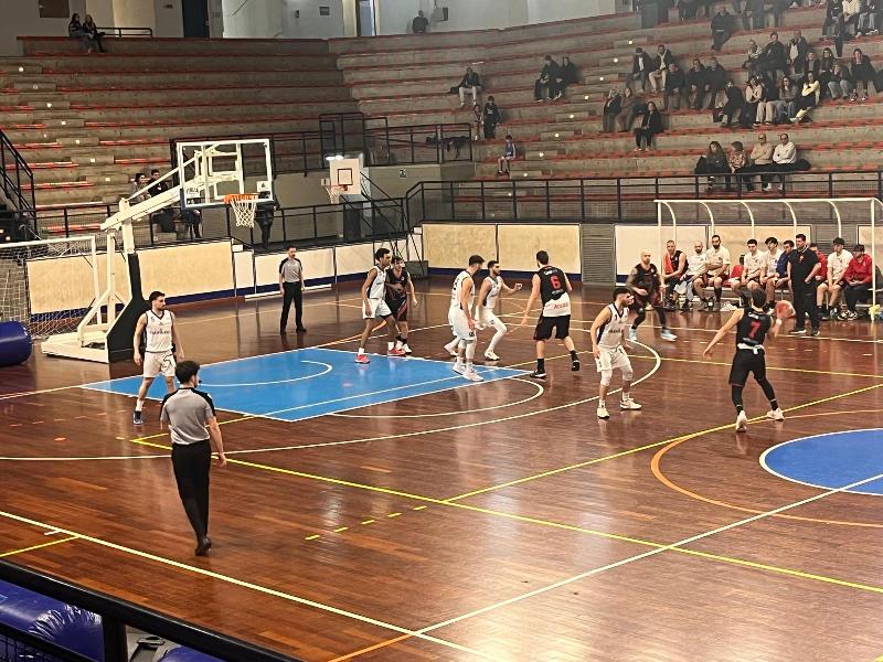 https://www.basketmarche.it/immagini_articoli/16-02-2025/mansur-diaz-trascinano-foligno-basket-davanti-proprio-pubblico-cade-virtus-assisi-600.jpg