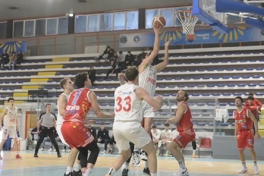 https://www.basketmarche.it/immagini_articoli/16-02-2025/parte-piede-giusto-amatori-pescara-play-battuta-ozzano-600.jpg