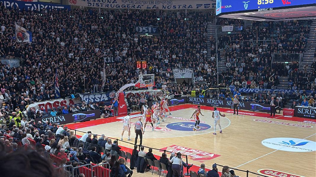 https://www.basketmarche.it/immagini_articoli/16-02-2025/pesaro-sbanca-campo-fortitudo-bologna-decisiva-tripla-king-600.jpg