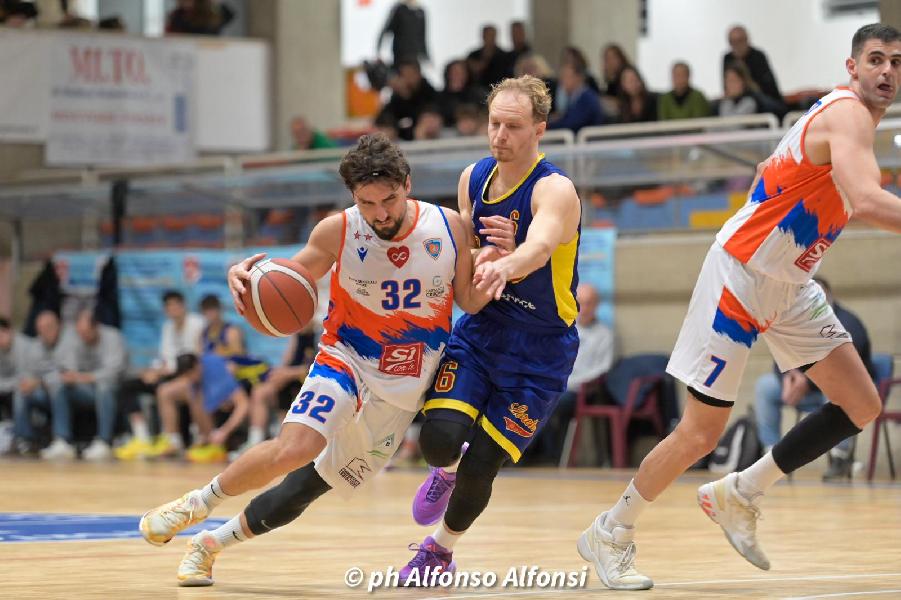 https://www.basketmarche.it/immagini_articoli/16-11-2024/loreto-pesaro-vince-nettamente-campo-attila-junior-porto-recanati-600.jpg