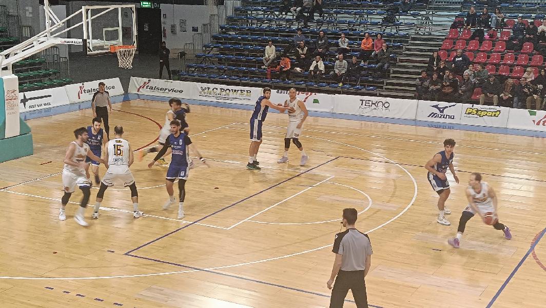 https://www.basketmarche.it/immagini_articoli/16-12-2024/loreto-pesaro-doma-valdiceppo-basket-conferma-primato-classifica-600.jpg