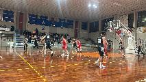 https://www.basketmarche.it/immagini_articoli/17-01-2025/chiaravalle-basket-ferma-corsa-campetto-ancona-120.jpg