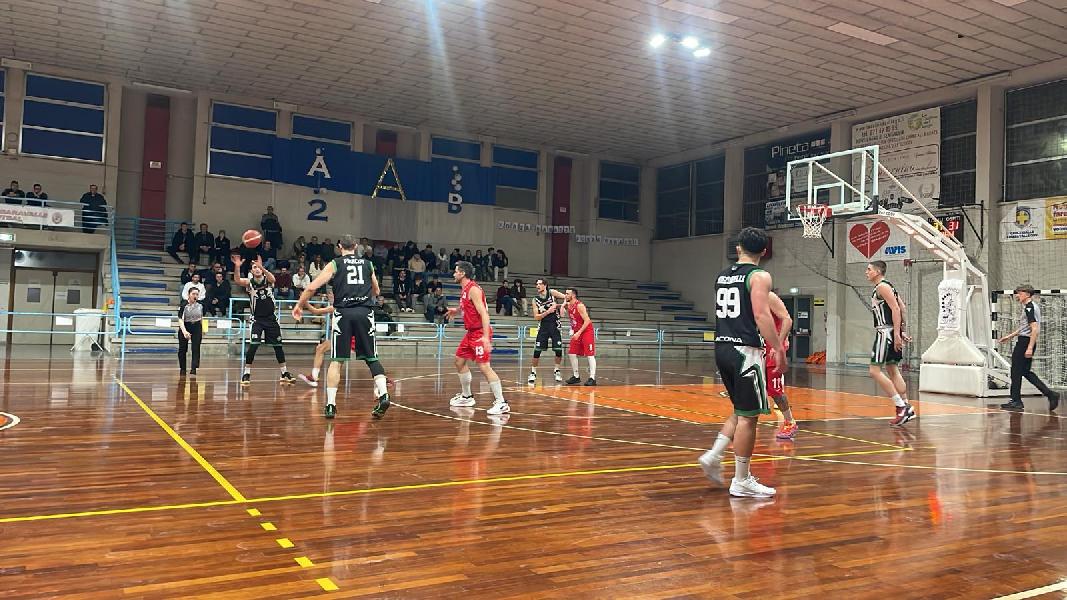 https://www.basketmarche.it/immagini_articoli/17-01-2025/chiaravalle-basket-ferma-corsa-campetto-ancona-600.jpg