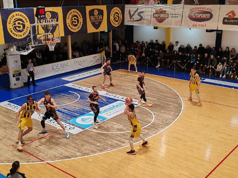 https://www.basketmarche.it/immagini_articoli/17-02-2025/pesante-sconfitta-interna-sutor-montegranaro-pisaurum-pesaro-600.jpg