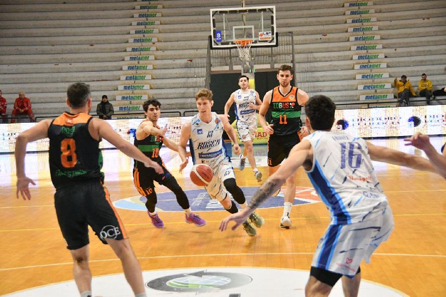 https://www.basketmarche.it/immagini_articoli/17-02-2025/roseto-basket-2020-tocca-quota-supera-pallacanestro-palestrina-600.jpg