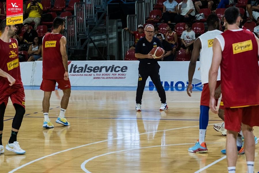 https://www.basketmarche.it/immagini_articoli/17-09-2024/pesaro-coach-sacripanti-sono-tante-cose-mettere-posto-ragazzi-seguono-600.jpg