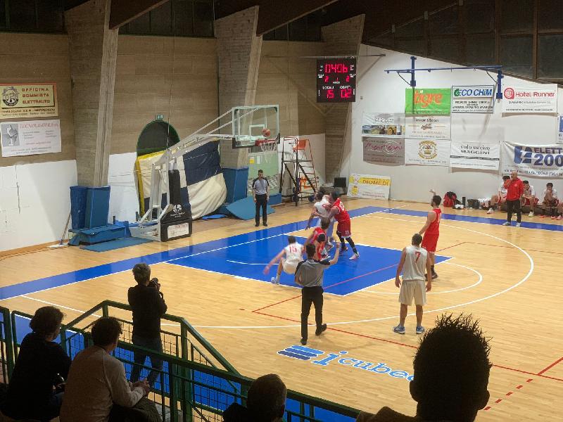 https://www.basketmarche.it/immagini_articoli/17-11-2024/amatori-severino-incassa-pesante-sconfitta-trasferta-pedaso-600.jpg