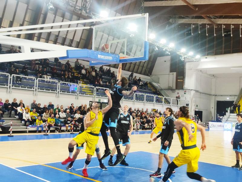 https://www.basketmarche.it/immagini_articoli/17-11-2024/pallacanestro-recanati-domina-sfida-olimpia-castello-2010-600.jpg