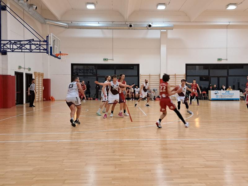 https://www.basketmarche.it/immagini_articoli/18-01-2025/basket-auximum-osimo-vince-recupero-campo-montecchio-sport-600.jpg