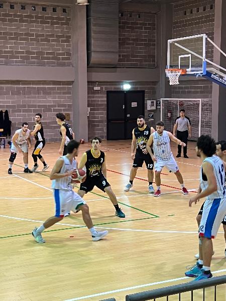 https://www.basketmarche.it/immagini_articoli/18-01-2025/roosters-senigallia-espugnano-campo-polverigi-basket-600.jpg