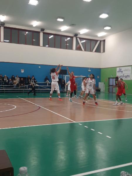 https://www.basketmarche.it/immagini_articoli/19-01-2025/adriatico-ancona-passa-campo-ponte-morrovalle-super-quarto-600.jpg