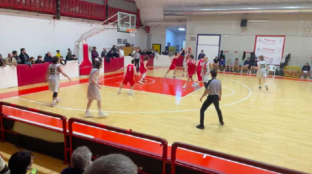 https://www.basketmarche.it/immagini_articoli/19-01-2025/corsa-basket-macerata-ferma-pallacanestro-pedaso-600.png