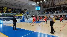 https://www.basketmarche.it/immagini_articoli/19-01-2025/pallacanestro-recanati-batte-flying-balls-ozzano-conquista-play-gold-120.jpg