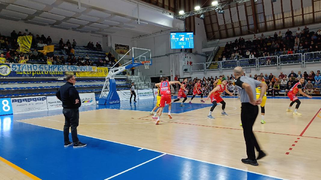 https://www.basketmarche.it/immagini_articoli/19-01-2025/pallacanestro-recanati-batte-flying-balls-ozzano-conquista-play-gold-600.jpg