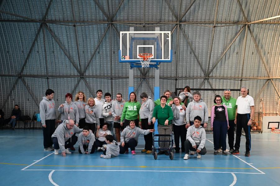 https://www.basketmarche.it/immagini_articoli/19-02-2023/ancona-allenamento-congiunto-ragazzi-disabili-high-school-basketball-600.jpg