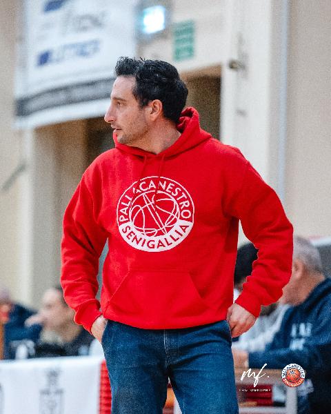 https://www.basketmarche.it/immagini_articoli/19-02-2025/pallacanestro-senigallia-coach-petitto-buttata-vento-altra-occasione-600.jpg