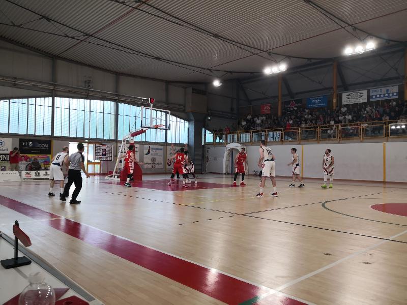 https://www.basketmarche.it/immagini_articoli/19-05-2024/playout-virtus-assisi-festeggia-salvezza-basket-tolentino-retrocede-600.jpg