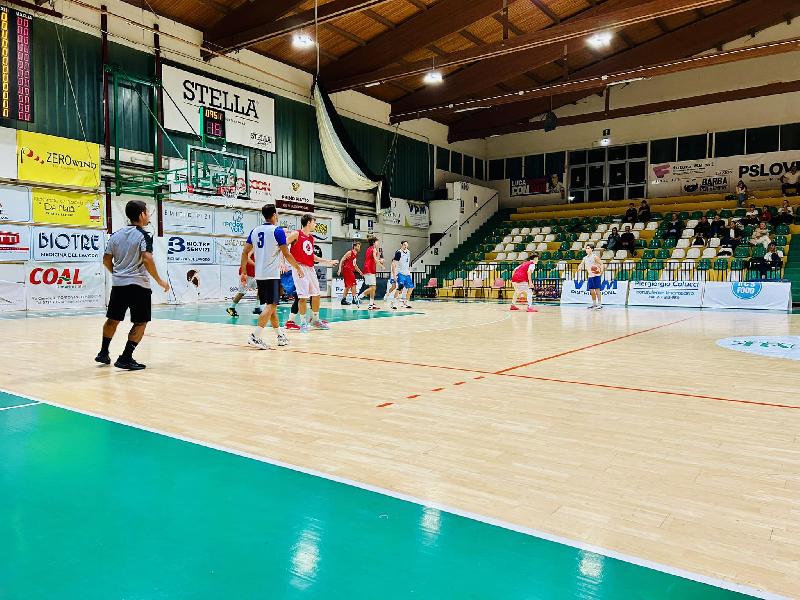 https://www.basketmarche.it/immagini_articoli/19-09-2024/porto-sant-elpidio-basket-spunta-test-amichevole-basket-auximum-600.jpg