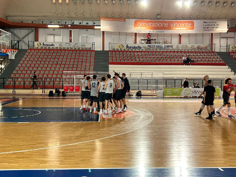 https://www.basketmarche.it/immagini_articoli/19-09-2024/vasto-basket-spunta-roseto-basket-2020-amichevole-600.jpg