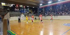 https://www.basketmarche.it/immagini_articoli/19-10-2024/fratta-umbertide-supera-autorit-cannara-basket-120.jpg