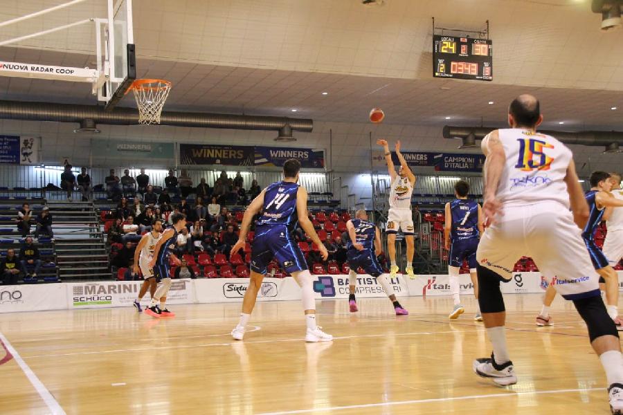 https://www.basketmarche.it/immagini_articoli/19-10-2024/roseto-basket-2020-ritrova-vittoria-campo-loreto-pesaro-600.jpg