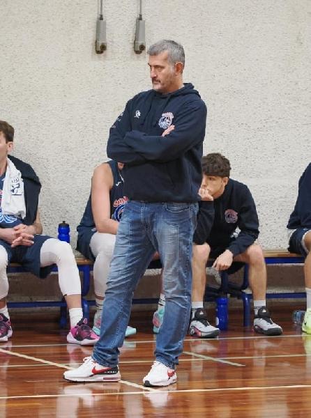 https://www.basketmarche.it/immagini_articoli/20-02-2025/chiaravalle-basket-coach-riciputi-decisivo-break-subito-quarto-abbiamo-subito-troppo-canestro-600.jpg