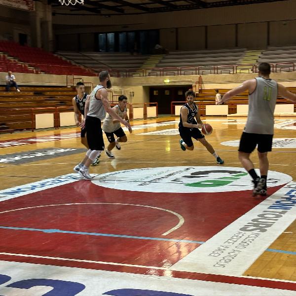 https://www.basketmarche.it/immagini_articoli/20-09-2024/raggisolaris-faenza-passa-campo-basket-jesi-academy-600.jpg