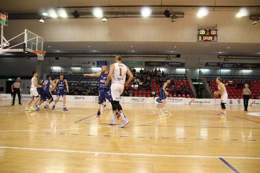 https://www.basketmarche.it/immagini_articoli/20-10-2024/roseto-basket-2020-firma-impresa-espugna-campo-loreto-pesaro-600.jpg