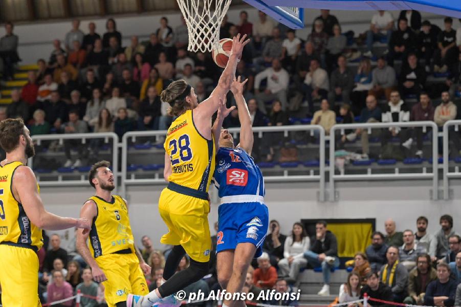 https://www.basketmarche.it/immagini_articoli/20-11-2024/pallacanestro-recanati-scappa-quarto-vince-derby-attila-porto-recanati-600.jpg